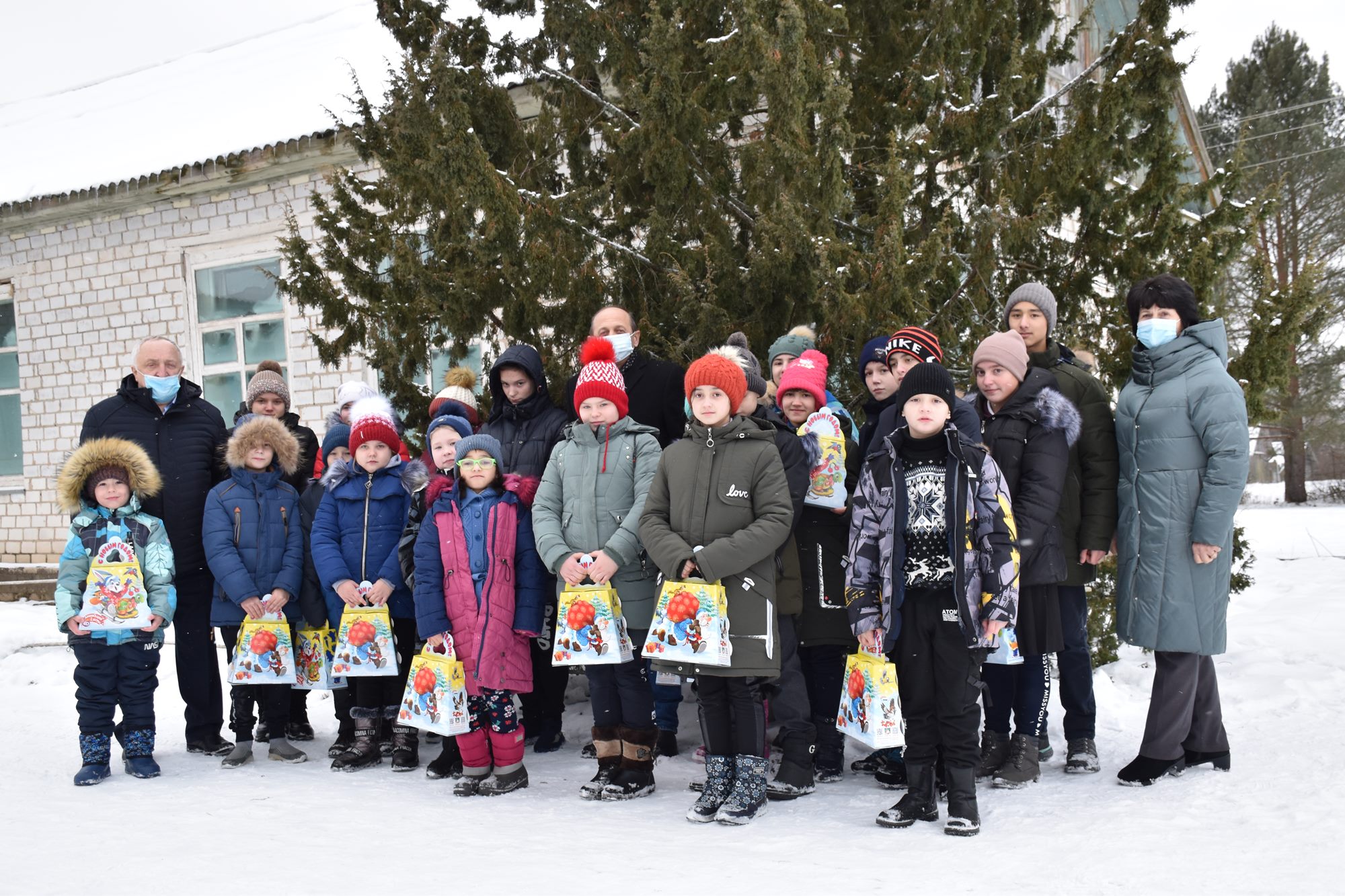 Учащимся МБОУ Шаповская ОШ вручили новогодние подарки | 24.12.2021 |  Демидов - БезФормата