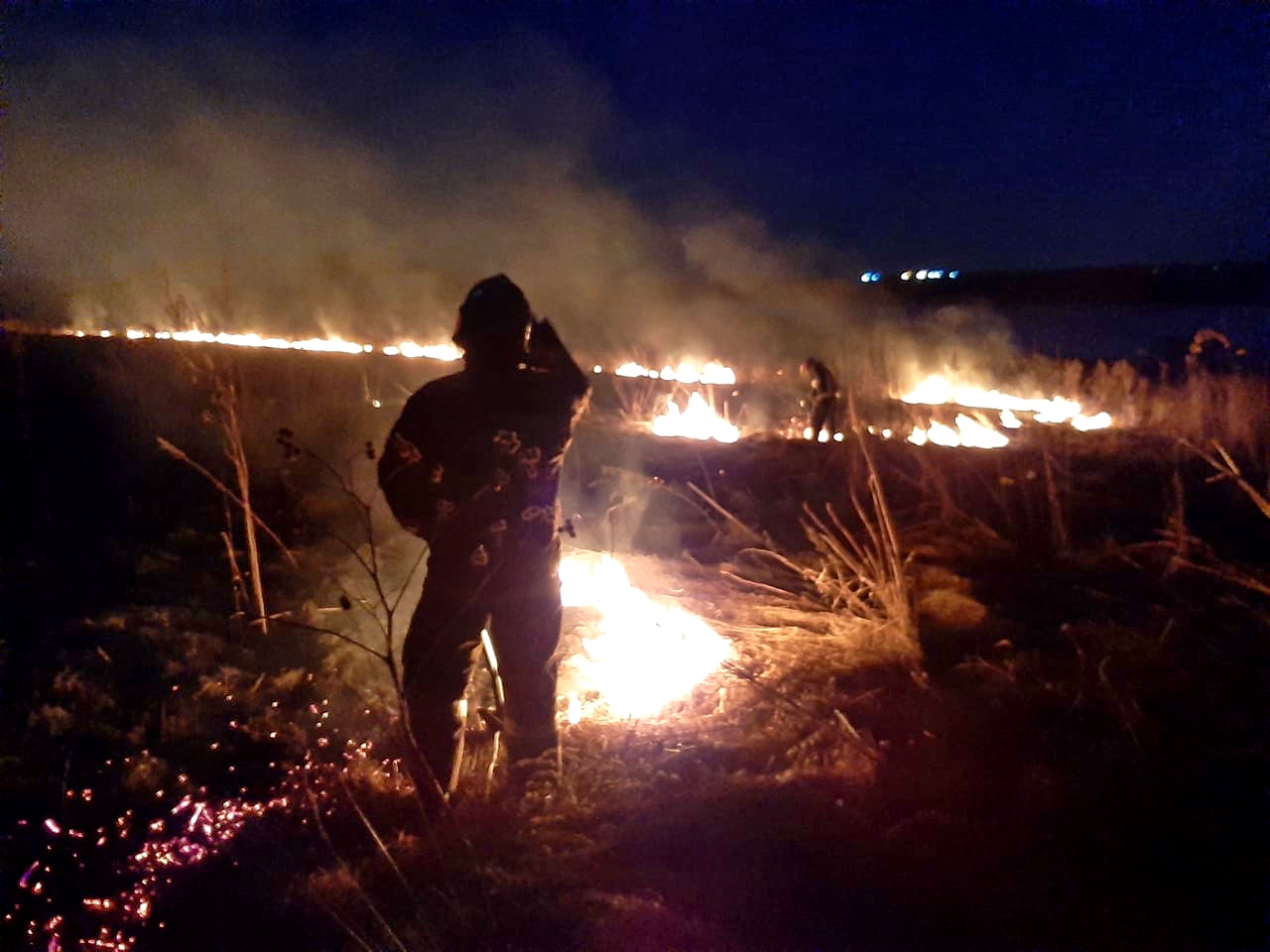 Горит начали. Весенние пожары МЧС. Начало пожара. Пожар в Смоленске. Пожары за последний год в Ярцево по человеческому фактору.