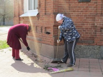 в Демидове продолжается работа по уборке и благоустройству общественных территорий, воинских захоронений и памятников - фото - 6