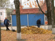 в г.Демидов продолжаются субботники по благоустройству и санитарной очистке территорий - фото - 2