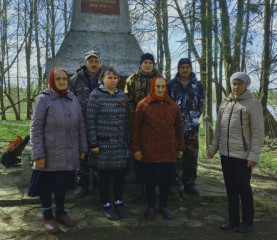 жители Демидовского района возложили цветы к памятникам погибшим воинам - фото - 7