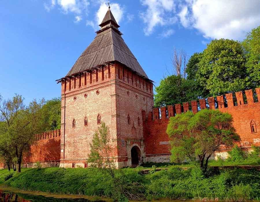 Крепостные стены кремля