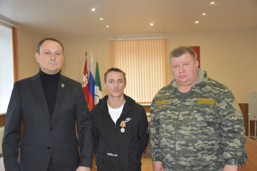 петру Лопатину вручена медаль «Участнику специальной военной операции» - 3 петру Лопатину вручена медаль «Участнику специальной военной операции» - фото - 3