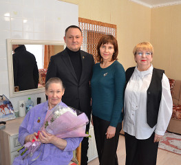 ефимовой Ирине Ивановне вручили знак «Жителю блокадного Ленинграда» и удостоверение «Ветерана Великой Отечественной войны» - фото - 5